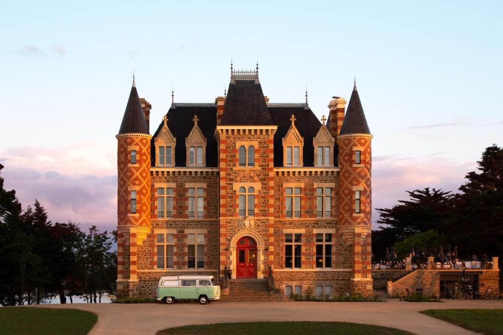 l’hôtel Le Nessay, vue de façade image Aveefy